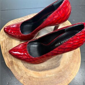Gianni Bini red snakeskin heels size 8